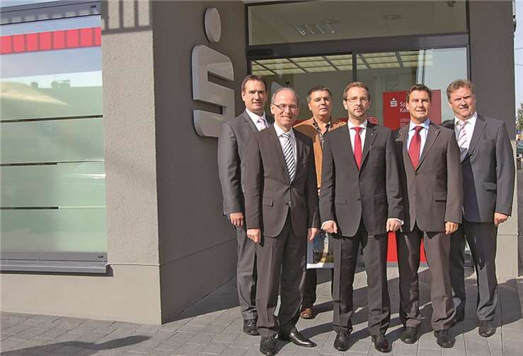 Freuten sich über die neue Sparkasse in Weißenthurm, v.li. Beigeordneter der Verbandsgemeinde Weißenthurm, Thomas Przybylla, Verbandsbürgermeister Georg Hollmann, Stadtbeigeordneter Werner Schumacher, Rudolf Konezki, Leiter der Sparkasse Weißenthurm, Matthias Nester und Ernst Josef Lehrer vom Vorstand der Sparkasse.