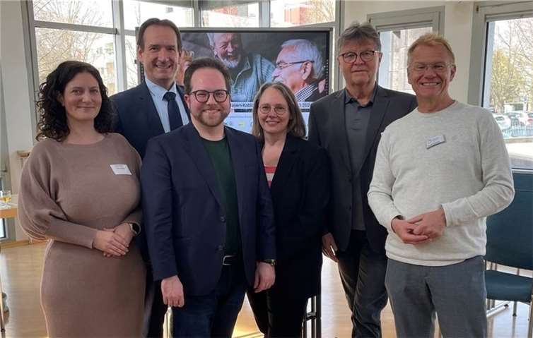 Freuten sich über die rege Teilnahme am ersten Workshop: Der Erste Kreisbeigeordnete Pascal Badziong (3.v.l.), Verbandsgemeindebürgermeister Thomas Przybylla (2.v.l.), GKV-Vertreter Rolf Geifes (rechts), Burkhard Nauroth und Gentiana Daumiller (links) vom Verein „LebensWandel - gemeinsam gestalten“ sowie und Anne Schnütgen von der Kreisverwaltung Mayen-Koblenz.  Fotos: VG Weißenthurm/K. Demleitner