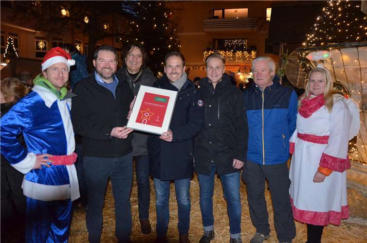 Freuten sich über die stimmungsvolle Beleuchtung und das Energiespar-Zertifikat (v. l.): Stephan Figura (innogy), Marc Bors (Stadt Remagen), Bürgermeister Björn Ingendahl (Stadt Remagen), Achim Sontag (Konstsmide), Volker Thehos (Remagen mag ich). Foto: Stadt Remagen