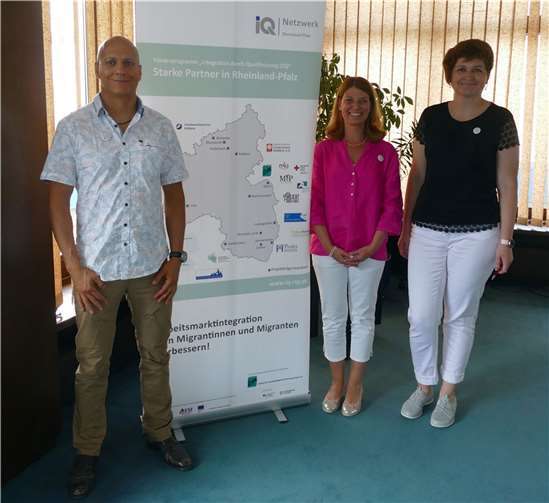 Freuten sich über die tolle Resonanz beim gemeinsam Aktionstag (v. l. n. r.): Yassin Attaoua, Lieselotte von Niessen-Silva (Agentur für Arbeit), Irina Mertens.  Foto: Caritasverband Koblenz e.V.