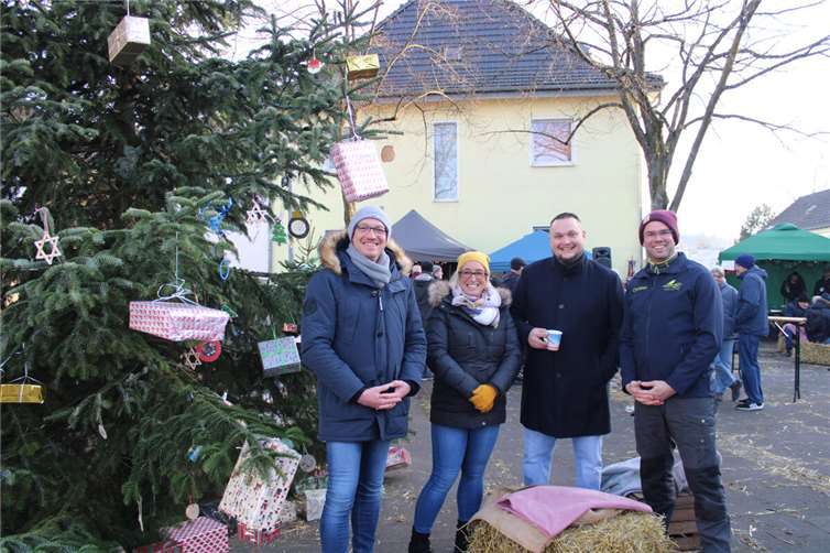 Freuten sich über eine erneut gut besuchte Merler Dorfweihnacht: die Vorstandsmitglieder der Merler Dorfgemeinschaft (von links), Marco Deckers, Nicole Deckers-Mülfarth, Carsten Hauk und Christian Krusing.
