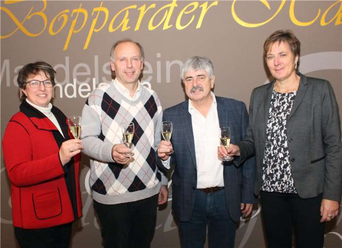 Freuten sich über eine gelungene Benefizweinprobe: v.li. Marianne und Matthias Müller, Kalle Grundmann sowie Caritasdirektorin Martina Best-Liesenfeld.