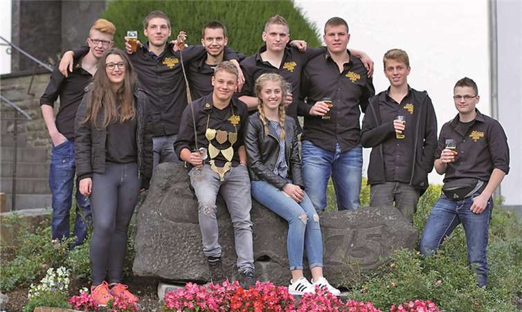 Freuten sich über eine gelungene Kirmes (v.l.n.r.): Lukas Prämassing, Kai Andert, David Prämassing, Kevin Grett, Dominik Möller, Max Feuster, Christopher Grett, Alexandra Kirschmeier, Simon Reviol, Lisa Feuster