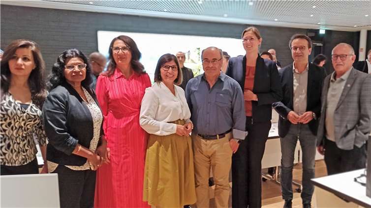 Freuten sich über eine gelungene Veranstaltung: Gastredner Prof. Dr. Haci Halil Uslucan (vorne, 5.v.l.) gemeinsam mit der Bürgermeisterin der Verbandsgemeinde Rhein-Mosel Kathrin Laymann (3.v.r.), der Vorsitzenden des Beirates für Migration Integration Zeynep Begen (4.v.l.) und ihren Vertretern sowie mit dem Beauftragten der Landesregierung für Migration und Integration Miguel Vicente (2.v.r.) und den beiden Integrationshelferinnen der Verbandsgemeinde Rhein-Mosel. Foto: Pressemitteilung der Kreisverwaltung Mayen-Koblenz