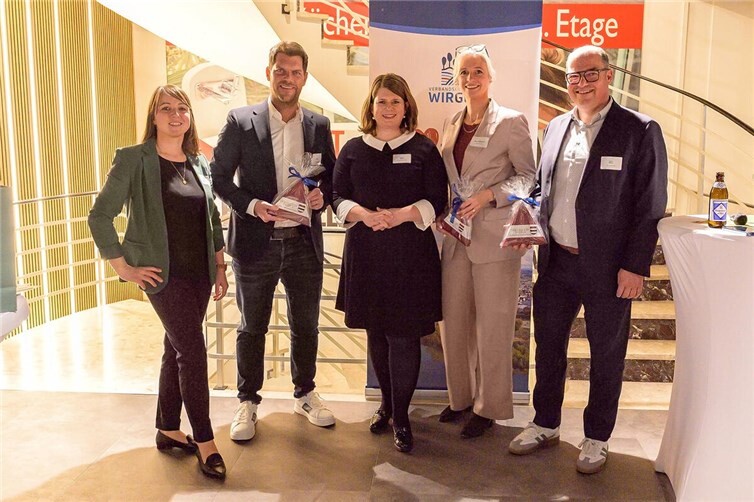 Freuten sich über eine gelungene Veranstaltung. v.l.n.r. Jennifer Kothe, Wirtschaftsförderin VG Wirges; Jens Geimer, Geschäftsführender Gesellschafter Westerwald-Brauerei; Alexandra Marzi, Bürgermeisterin VG Wirges; Eva Neust-Haßenpflug, Geschäftsführerin Möbel Neust GmbH und Patrick Neust, Geschäftsführer Möbel Neust GmbH. Foto: VG Wirges/ Annette Brach