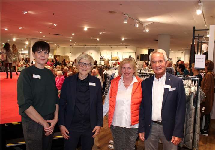 Freuten sich über einen erneut rundum erfolgreichen VIP-Tag im Kaufhaus Moses, von links Pia Steinborn (Geschäftsleiterin & Teamleiterin Young Fashion), Carmen Schäfer (Assistentin der Unternehmensleitung), sowie das Unternehmerehepaar Martina und Norbert Wittenberg. Fotos: DU