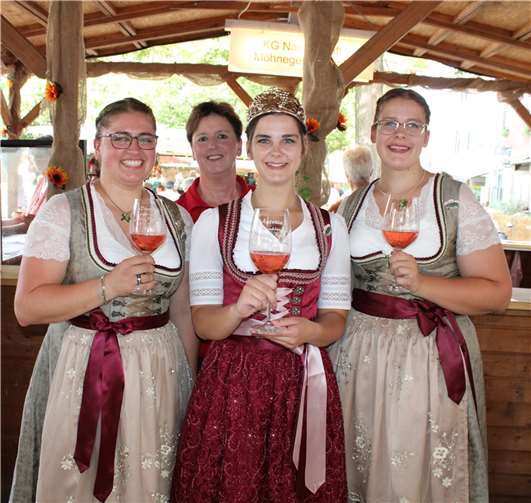 Freuten sich über einen fantastisches Remagener Weinfest: Weinkönigin Antonia Dörr (Zweite von rechts) und ihre Weinprinzessinnen Dinah Seiny (links) und Tabea Dörr (rechts).  Fotos: DU