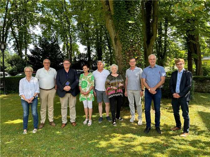 Freuten sich über einen fruchtbaren Austausch, der die Perspektiven der Regionale verbessern kann (vl.n.r.): Christine Seelbach-Neuer (WiFo) Hans-Jörg Assenmacher (Initiative Koblenz-Mittelrhein) Ralf Seekatz (MdEP) Marion Blettenberg (WiFo) Ralf Winn (WiFo) Brigitte Ursula Scherrer (WiFo)Lothar Mels (WiFo) Frank Wolsfeld (WiFo) Robert Fischbach (Büro Seekatz).  Foto: WirtschaftsForum Neuwied e.V.