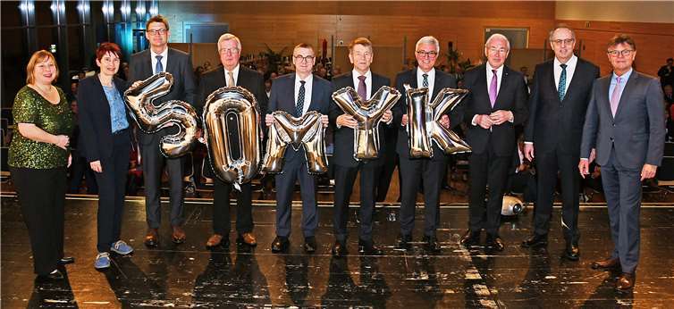 Freuten sich über einen gelungen Neujahrsempfang anlässlich des 50. Geburtstags des Landkreises Mayen-Koblenz (von links): Die ehrenamtlichen Kreisbeigeordneten Judith Lehnigk-Emden und Birgit Meyreis, Günther Schartz, Vorsitzender des Landkreistags Rheinland-Pfalz, Altlandrat Rudolf Schwan, Landrat Dr. Alexander Saftig, Altlandrat Albert Berg-Winters, Innenminister Roger Lewentz, Gernot Mittler, Kreistagsmitglied der ersten Stunde, Moderator Peter Burger und der Erste Kreisbeigeordnete Burkhard Nauroth. Fotos: Kreisverwaltung/Morcinek