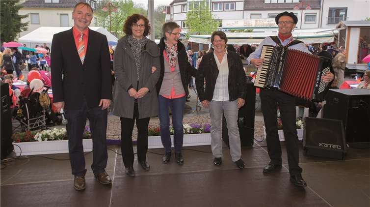 Freuten sich über einen gelungenen Markt und 20 Jahre Städtepartnerschaft: Stadtbürgermeister Thomas Vis, Beigeordnete aus Courtisols Catherine Jullien, Martine Gobet, Rosi Schneider und Straßenkünstler Lutz Strenger (v.l.).WT