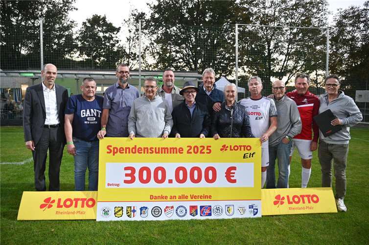 Freuten sich über einen gelungenen Saisonabschluss (v.l.: Landrat Volker Boch, Eric Fischer (Initiator des Spiels), Stefan Feld (Geschäftsführer der Bethesda-St. Martin gGmbH), Jürgen Häfner (Geschäftsführer Lotto Rheinland-Pfalz GmbH), Dimo Wache, Jörg Haseneier (Bürgermeister Stadt Boppard), Guido Buchwald, Monika Sauer (Mitglied der Lotto-Gesellschafterversammlung), Stephan Engels, Wolfgang Kleff, Manfred Kaltz und Edgar Schmitt. Foto: Lotto Rheinland-Pfalz/Peter Seydel