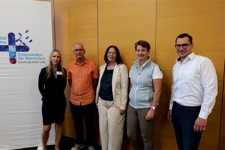 Freuten sich über einen gelungenen Vortragsabend (v.l.n.r.): Dr. Esther Jacobi (Chefärztin der Fachkliniken in Saffig und Lahnstein), Prof. Dr. Sebastian Murken, Judit Müller (Ökonomin Pastoraler Raum Andernach), Simone Thomas (Pastoralreferentin Pastoraler Raum Andernach) sowie Thomas Becker (Leiter der Katholischen Erwachsenenbildung Koblenz). 
