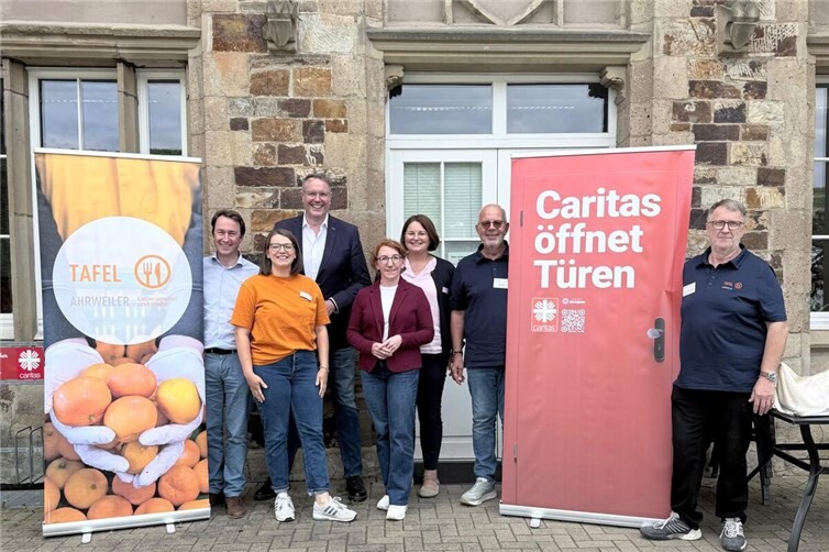 Freuten sich über einen wertvollen und wertschätzenden Austausch: (v. l. n. r.) Christian von Wichelhaus, Laura Dedenbach, Alexander Schweitzer, Susanne Müller, Christiane Böttcher, Ralf Eggert und Kuno Herchenbach (beide Tafel-Ehrenamtliche).