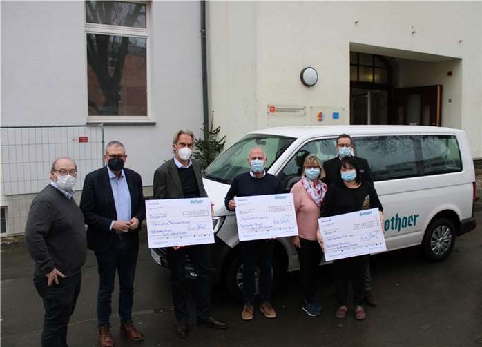 Freuten sich über großzügige Spenden der Gothaer Versicherung, von links Gregor Terporten (Stadt Bad Neuenahr-Ahrweiler), Peter Diewald (1. Beigeordneter Stadt Bad Neuenahr-Ahrweiler), Oliver Brüß (Vertriebsvorstand Gothaer Versicherung), Paul Radermacher (Pfarrverwaltungsrat St. Laurentius Ahrweiler), Marion Surrey (Leitung Mehrgenerationenhaus), Natalia Jesser (stellvertretende Leitung Kita Arche Noah), Manfred Schmitz (Vorstandsvorsitzender Engie Deutschland GmbH). Foto: DU
