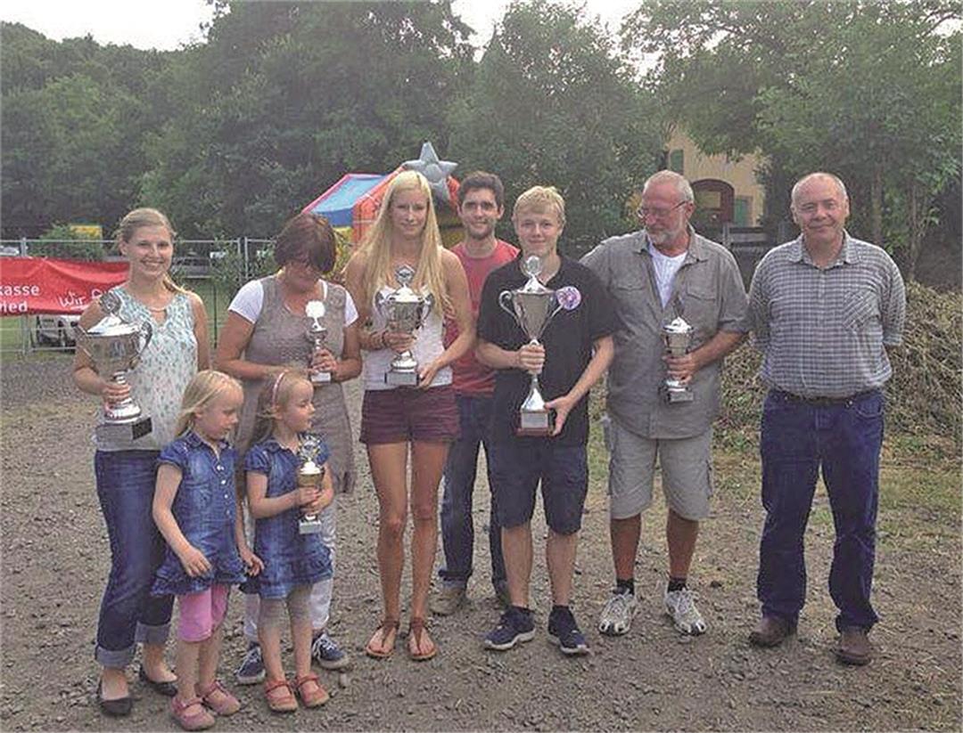 Viele stolze Pokalgewinner