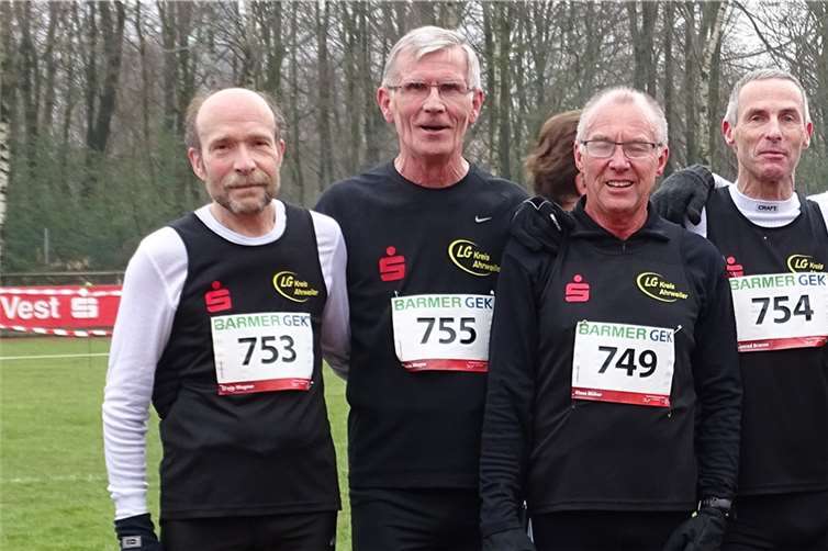 Freuten sich über ihren Erfolg in der Altersklasse M60/65 (v.l.): Erwin Wagner, Hans Meyer, Konrad Branse, Klaus Bühler, Albert Mendritzi, Michael Jahr. privat