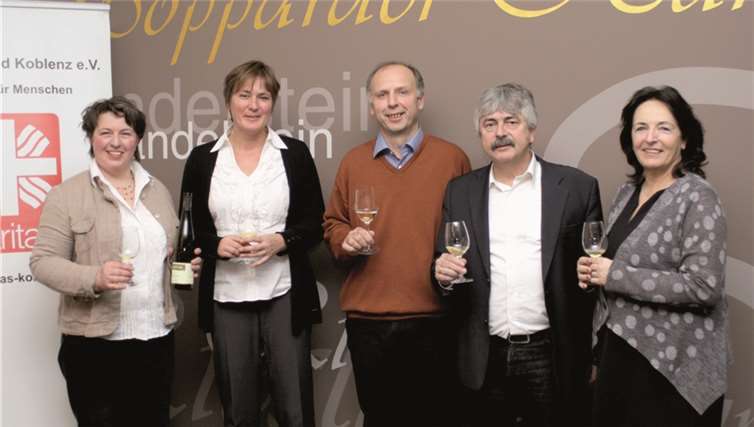 Freuten sich über zwei gelungene Benefizweinproben (v.l.n.r.): Marianne Müller, Caritasdirektorin Martina Best-Liesenfeld, Matthias Müller, Kalle Grundmann, Ruth A. Duchstein vom Kuratorium der Caritas-Stiftung Koblenz.privat