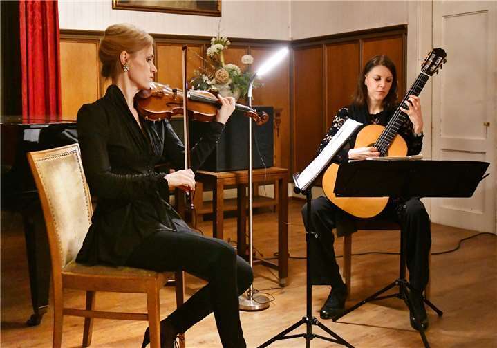 Freya Deiting und Sandra Wilhelms (v.l.) gastierten im Schloss.Foto: -RASCH-