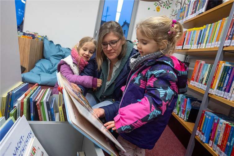 Freyja und Skadi aus Krümmel kommen regelmäßig mit ihren Eltern in die Stadtbücherei. Es gibt immer etwas Neues zu entdecken. Quelle: Stadt Selters