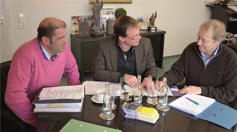 FriBus-Inhaber, Holger Friedrichs (3.v.r.) stellt Büroleiter Peter Moskopp und Bürgermeister Jörg Lempertz die neuen Bus-Linienfahrpläne für die Verbandsgemeinde Mendig bei seinem Antrittsbesuch im Mendiger Rathaus vor.  Privat