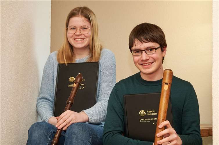 Frida Krowke und Justus Steinmetzler nach der Preisverleihung beim Landeswettbewerb.  Foto: Johannes Morschhausen