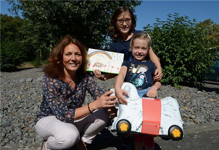 Frida Saxler aus Ochtendung nahm zusammen mit ihrer großen Schwester den Gewinn entgegen.