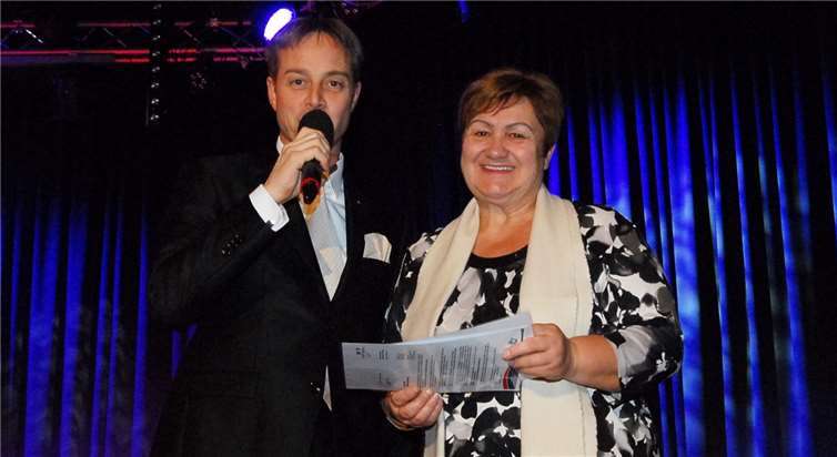 Frieda Albrecht aus Ransbach-Baumbach gewann einen derHauptpreise, einen Hubschrauberrundflug mit Reiner Meutsch.