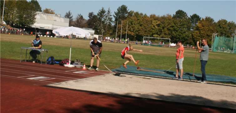 Frieda Balles beim Weitsprung.Quelle: TV Cochem
