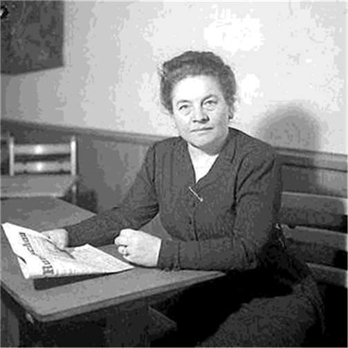 Frieda Nadig nach dem Krieg an ihrem Arbeitsplatz in Bonn.  Foto: Stadtarchiv