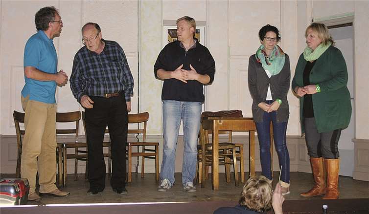 Friede, Freude? Pustekuchen heißt das Lustspiel in drei Akten von Carl Slotboom. Eine leer stehende Villa, zwei Safeknacker mit unterschiedlichem Ausbildungsniveau, der Besuch eines einstigen Studienfreundes des abwesenden Hausherren samt Familie: Dies ist der Stoff für eine rasante Verwechslungskomödie, die die Theatergruppe Westum präsentieren wird.RÜ