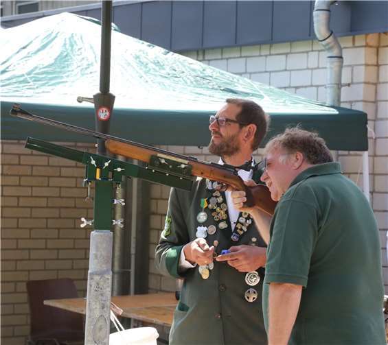 Friedel Groß als Chef der Prinzengarde war treffsicher bei den Bestecken auf den Bürgerkönig.