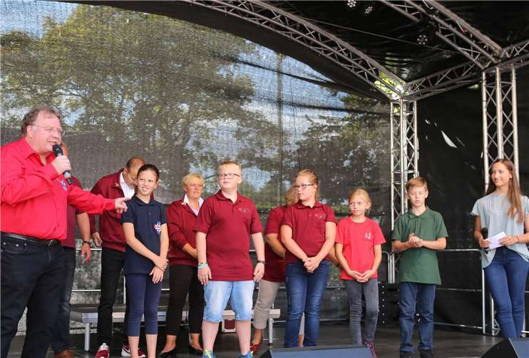 Friedel Groß bedankte sich bei dem neuen Kinderprinzenpaar und allen großen und kleinen Adjudanten.StF