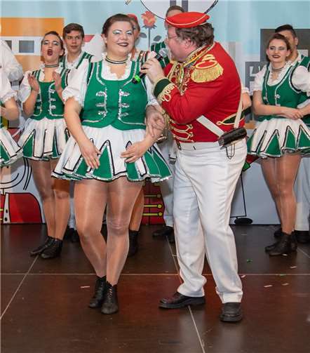 Friedel Groß begrüßte eine der Siegburger Tänzerinnen, deren Wurzeln in Meckenheim liegen.