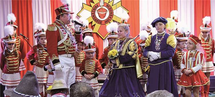 Friedel Groß, der Kommandant der Prinzengarde, freut sich, auf der STATT-Sitzung die Kinderprinzessin Hanna I. und Gefolge begrüßen zu können. Im Hintergrund die Kleinsten der Prinzengarde, die „Ruude Stümpche“. STEIN
