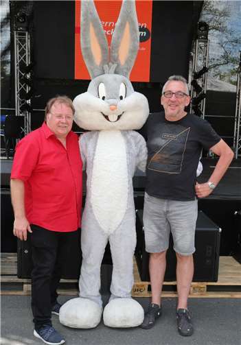 Friedel Groß und Willi Wittges-Stoelben begrüßten Bugs Bunny in Meckenheim.