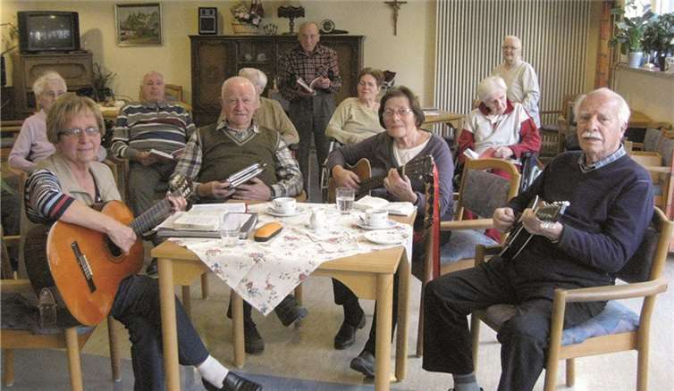 Friedel Tatzel, Ludwig Marner, Leni Großgarten und Heinrich Wolber im Kreis der Bewohner des Seniorenheims St. Maria-Josef. privat