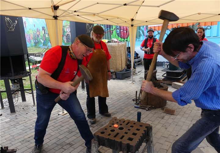 Friedensschmiede aus ganz Deutschland waren in Kail zu Gast und stellten im Rahmen der Aktion zahlreiche Friedensnägel her. Fotos: TE