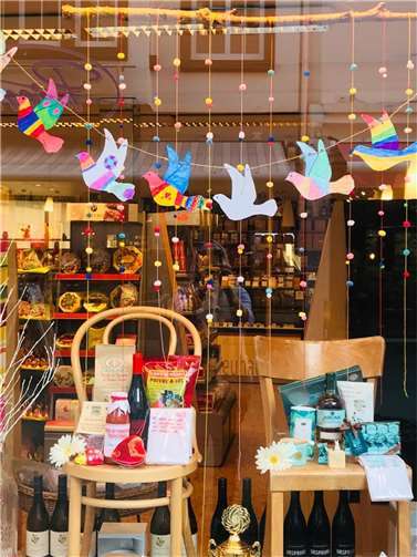 Friedenstauben im Schaufenster eines Geschäftes.