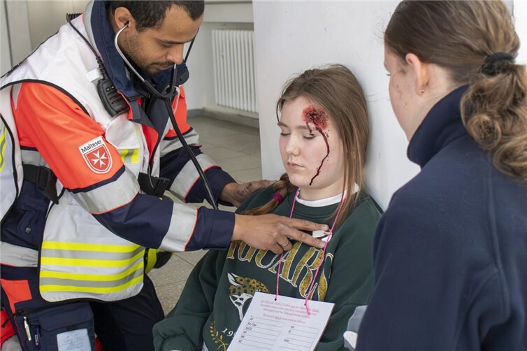 Friederich-Salah Farah als „Notarzt“ bei der Untersuchung einer verletzten Person.
