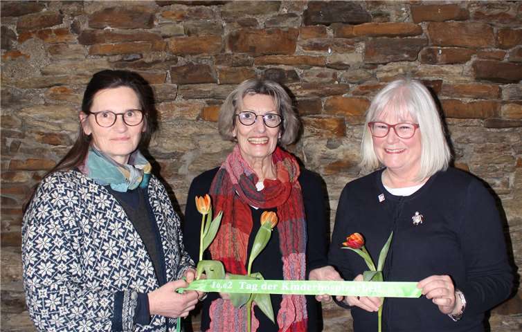 Friederike Gross-Koschinski (l.) und Elisabeth Volk (r.) freuen sich mit Preisträgerin Anne Löffler, über die Auszeichnung des Deutschen Kinderhospizpreises. Foto: HG