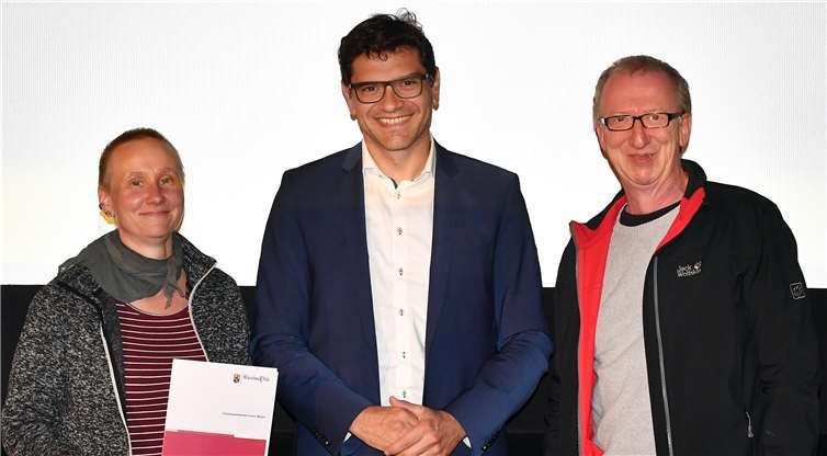 Friederike Mühlhäusler und Thomas Schneckenburger (r.) nahmen die Preise von Staatssekretär Salvatore Barbaro entgegen. Foto: Kai Mehn