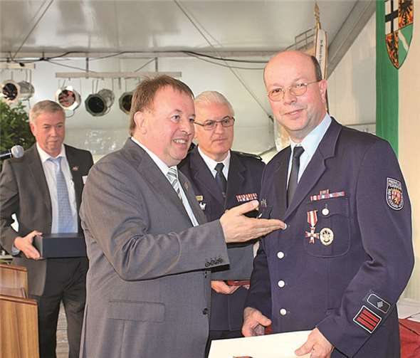Friedhelm Jakobs wurde mit dem Silbernen Feuerwehr-Ehrenzeichen am Bande ausgezeichnet.