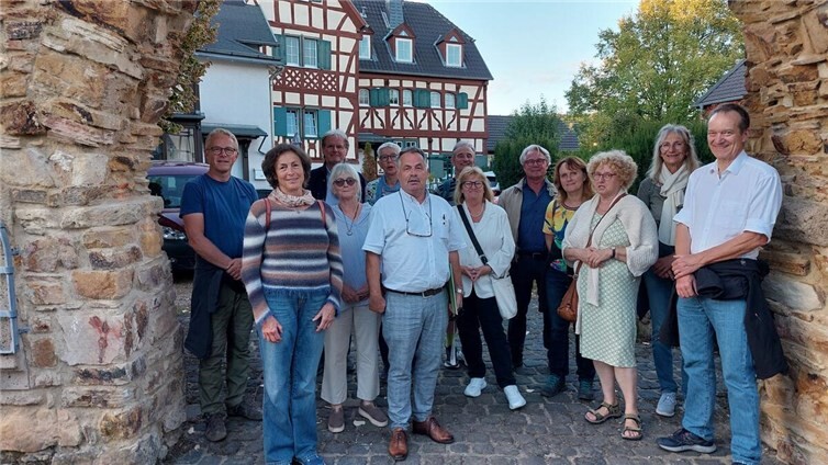 Friedhelm Münch (1. Reihe, 2. v. links) präsentiert den Gästeführern Löhndorf.  Foto: Marina Zille