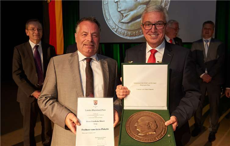 Friedhelm Münch (2. v. l.) wurde von Innenminister Lewentz mit der Freiherr-vom-Stein-Plakette für sein langjähriges Engagement in der Kommunalpolitik ausgezeichnet. Zur Verleihung in Lahnstein war auch Sinzigs Bürgermeister Andreas Geron (l.) angereist. Foto: Thomas Frey/FWG