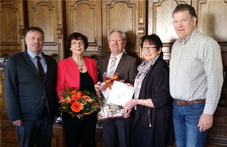 Friedhelm Münch, Charlotte Hager und Volker Holy gratulierten dem Ehepaar. privat