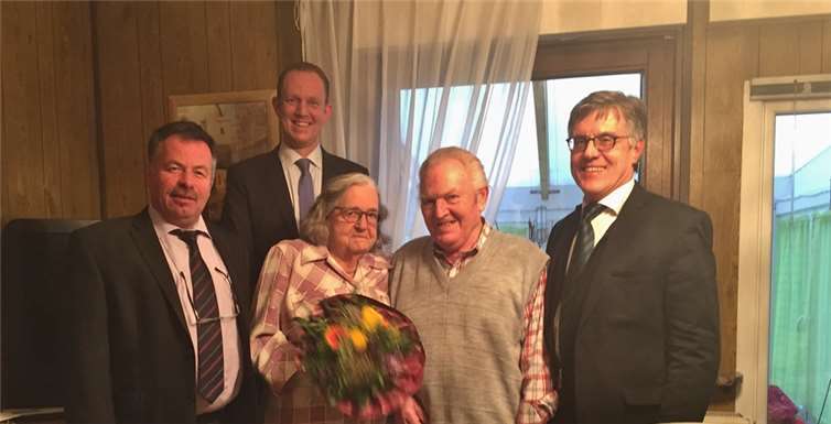 Friedhelm Münch, Wolfgang Kroeger und Michael Kappl gratulierten den Eheleuten Schechinger. privat