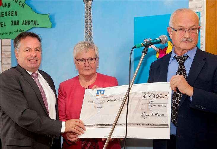 Friedhelm Münch (li.) konnte einen Scheck in Höhe von 1.300 Euro in Empfang nehmen.