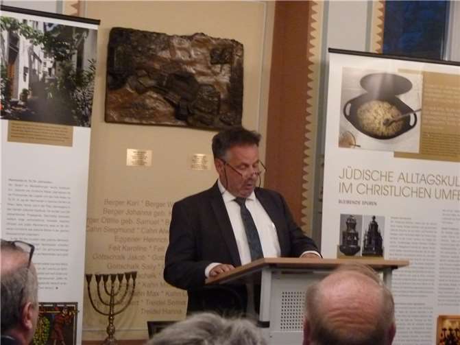 Friedhelm Münch sprach als Vertreter des Kreises. Er erinnerte an die Zeit, als die Gedenkstätte als Schmiede genutzt worden war.