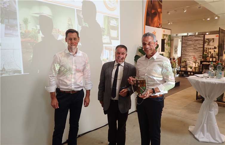 Friedhelm Münch übergab das Glaswappen des Kreises an die beiden Geschäftsführer.