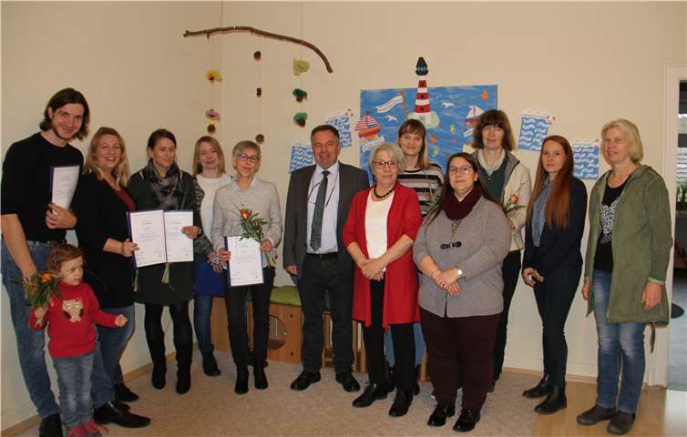 Friedhelm Münch überreichte den AbsolventInnen des diesjährigen Qualifikationskurses die Zertifikate. Foto: privat